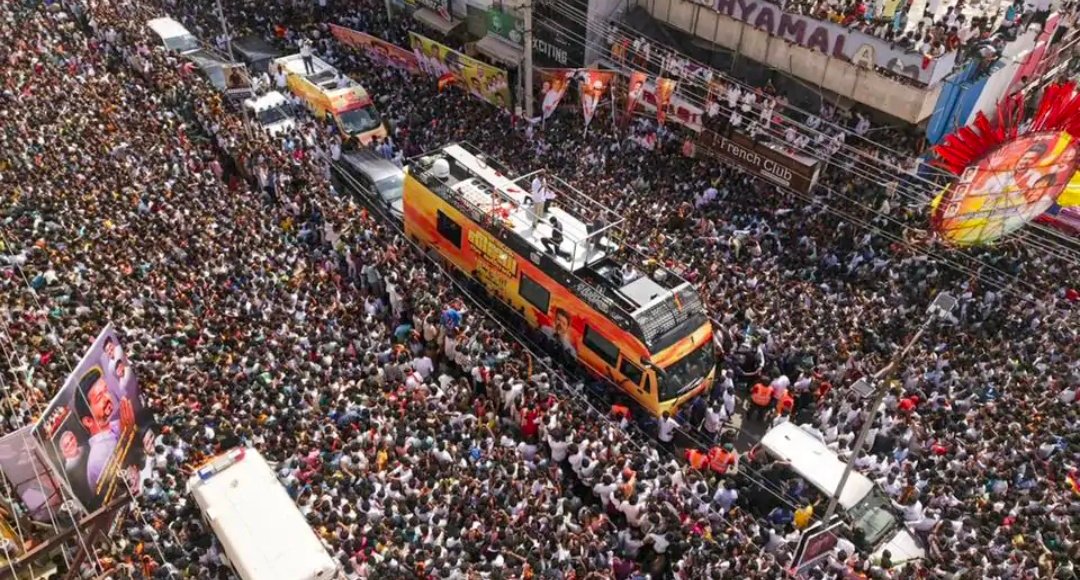 एक्टर विजय की रैली में भगदड़, 31 मौतें,मरने वालों में 6 बच्चे, 16 महिलाएं; 9 साल की बच्ची के गुमने की खबर से बेकाबू हुई भीड़